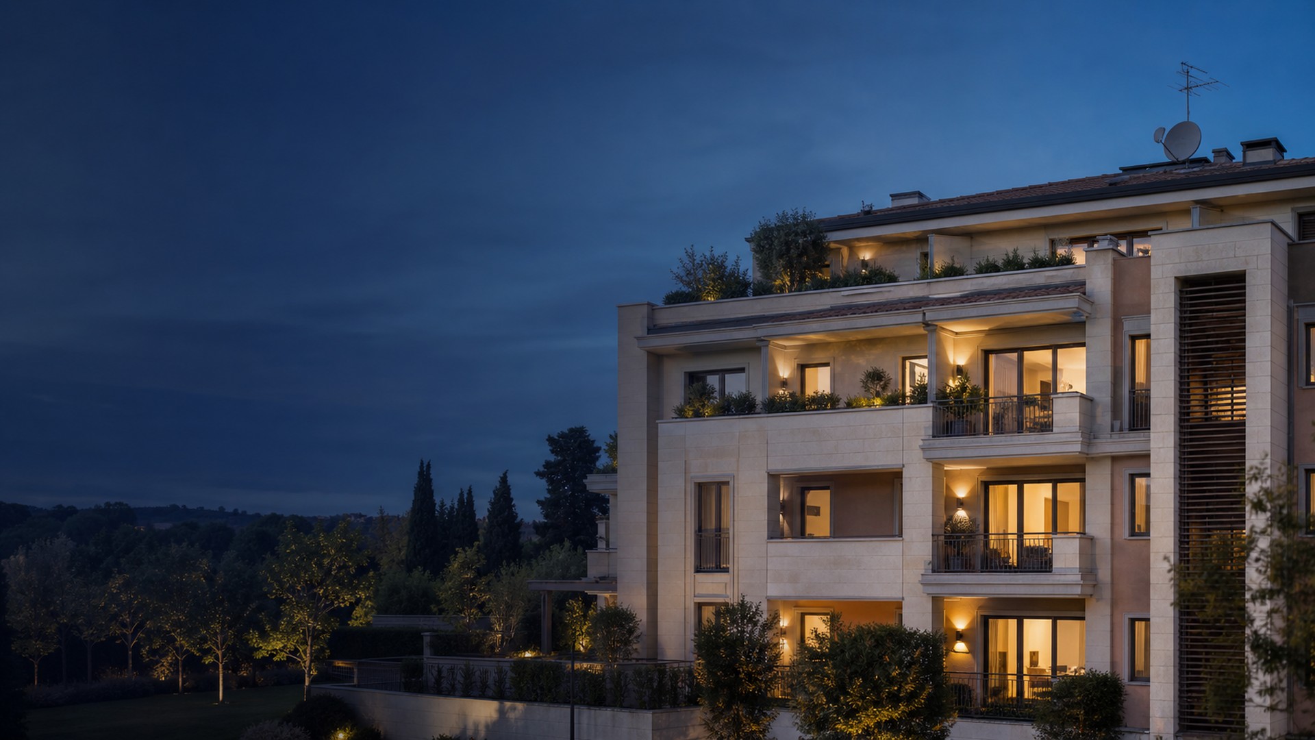 Impianto TV e SAT integrato sul tetto di un condominio di pregio